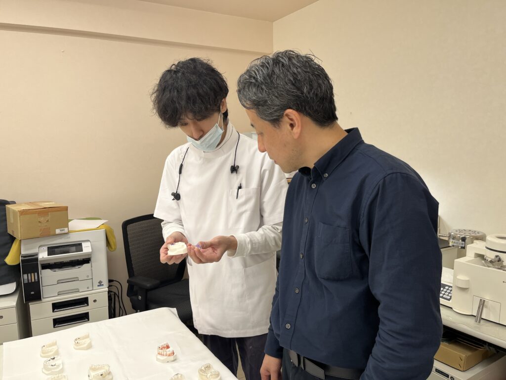トリス矯正デンタルクリニックの院内ラボのアンウォールの技工士は矯正技工の専門家として相談