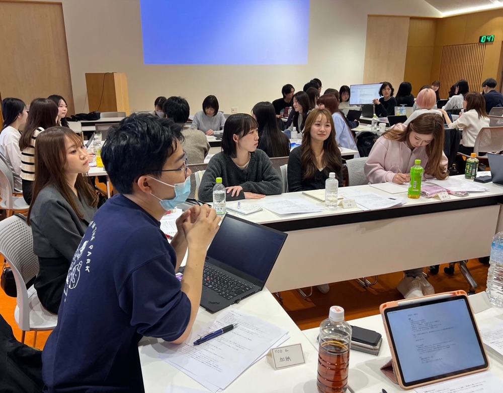 研修で学ぶスタッフ